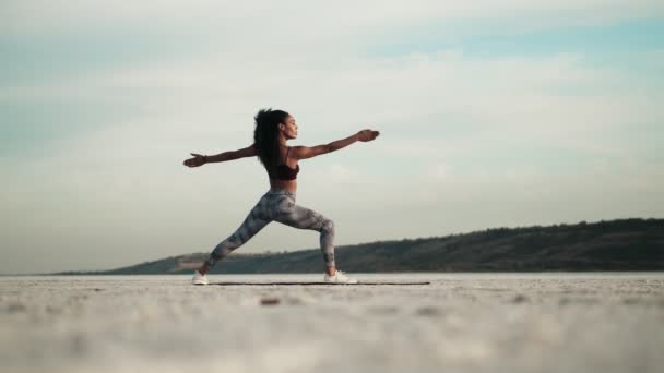 Een Zijaanzicht Jonge Afrikaan Amerikaanse Vrouw Draagt Sportswear Doet Yoga — Stockvideo