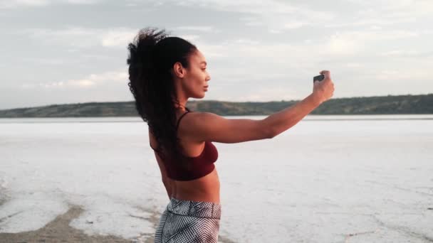 Уранці Пляжі Можна Побачити Вродливу Африканську Американку Одягнену Спортивне Вбрання — стокове відео