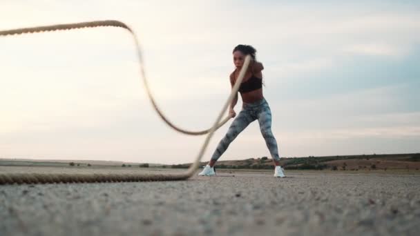 Eine Starke Junge Afroamerikanerin Macht Morgens Strand Übungen Mit Einem — Stockvideo