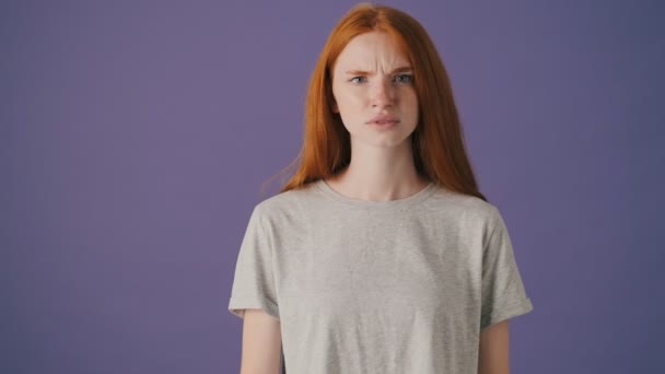 Невдоволена Молода Жінка Стоїть Фіолетовому Фоні — стокове відео