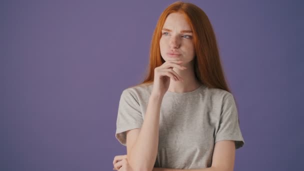 Привлекательная Молодая Женщина Думает Стоящем Изолированно Фиолетовом Фоне — стоковое видео