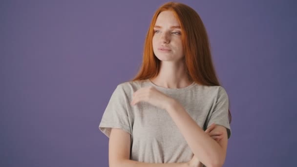 Myśląca Młoda Kobieta Wpada Pomysł Podnosząc Palec Fioletowym Tle — Wideo stockowe