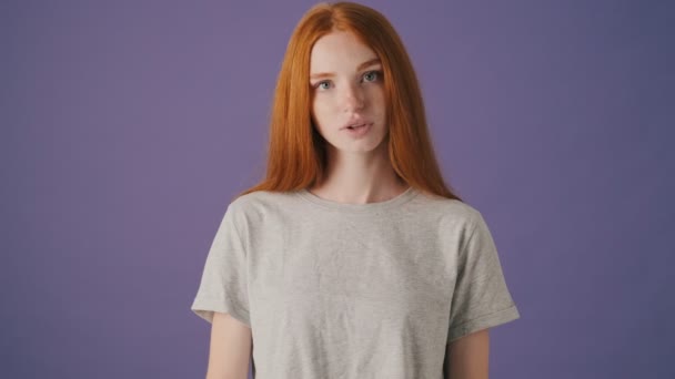 Missnöjd Ung Kvinna Applåderar Stående Isolerad Över Violett Bakgrund — Stockvideo
