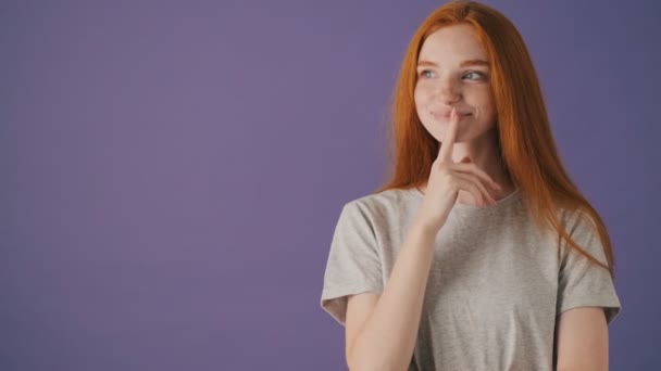 Eine Positive Junge Frau Zeigt Auf Die Seite Die Isoliert — Stockvideo