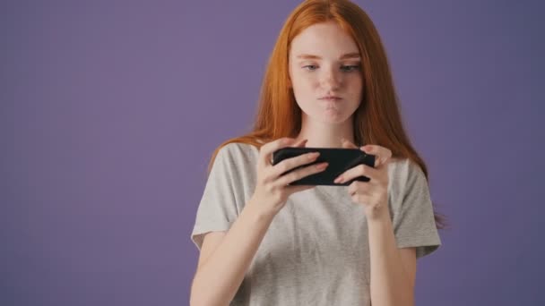 Una Giovane Donna Emotiva Attraente Sta Giocando Sul Suo Smartphone — Video Stock