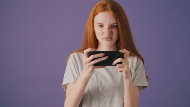 Vacker Ung Kvinna Spelar Spel Sin Smartphone Stående Isolerad Över — Stockvideo