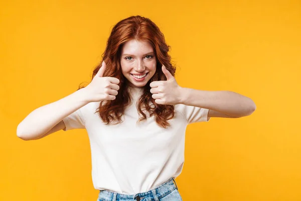 Imagem Gengibre Menina Alegre Sorrindo Mostrando Polegares Para Cima Isolado — Fotografia de Stock