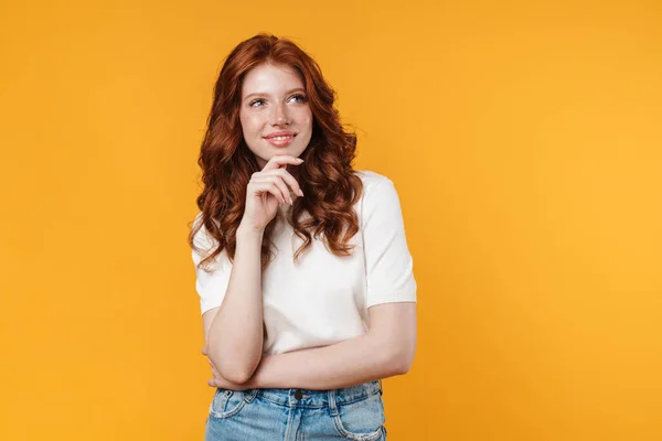 Imagem Gengibre Menina Alegre Sorrindo Olhando Para Lado Isolado Sobre — Fotografia de Stock