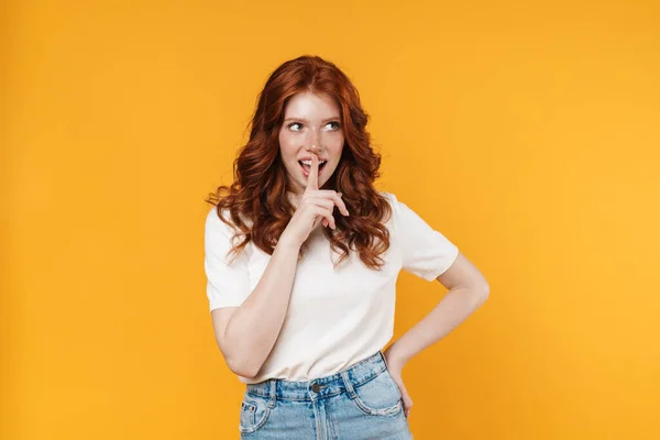 Imagem Menina Alegre Gengibre Mostrando Gesto Silêncio Isolado Sobre Fundo — Fotografia de Stock