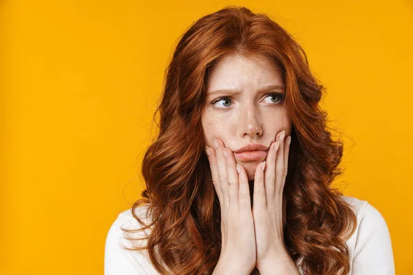 Afbeelding Van Gember Ongelukkige Meisje Poseren Kijken Opzij Geïsoleerd Gele — Stockfoto