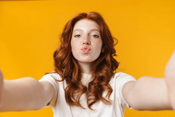 Bild Rödhårig Glad Flicka Att Göra Kyss Läppar Och Selfie — Stockfoto