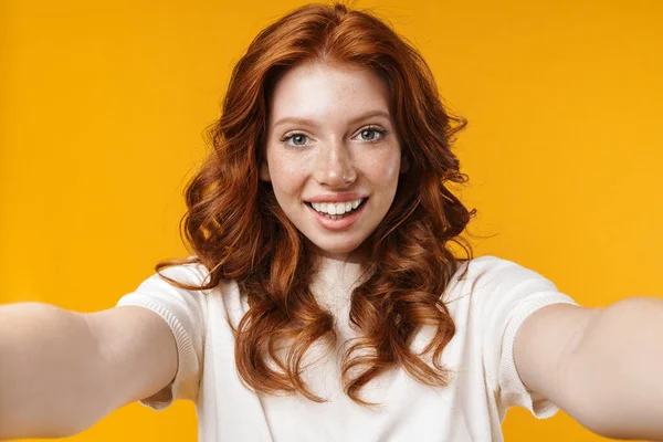 Image Rousse Gaie Fille Souriant Prenant Selfie Photo Isolé Sur — Photo