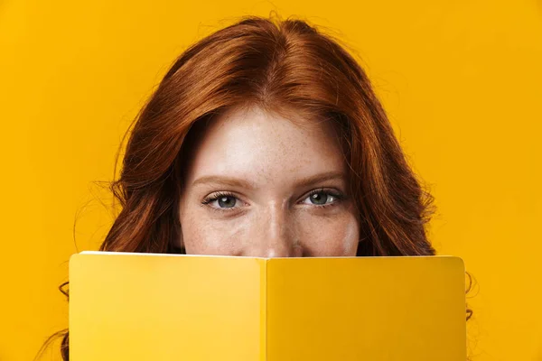 Afbeelding Van Gelukkig Mooi Meisje Zoek Naar Oefening Boek Geïsoleerd — Stockfoto