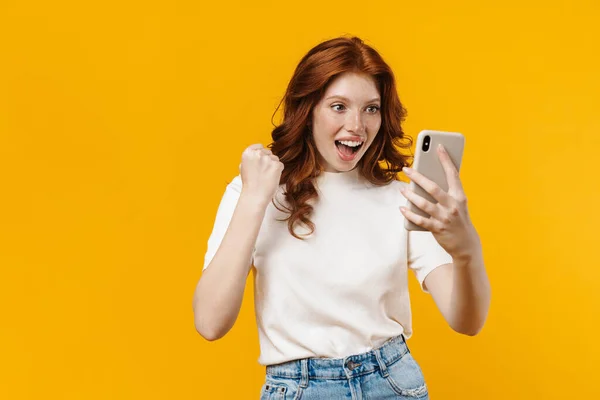 Afbeelding Van Gember Gelukkig Meisje Maken Winnaar Gebaar Met Behulp — Stockfoto