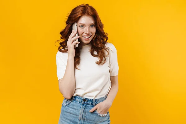 Immagine Zenzero Ragazza Felice Sorridente Parlando Sul Telefono Cellulare Isolato — Foto Stock