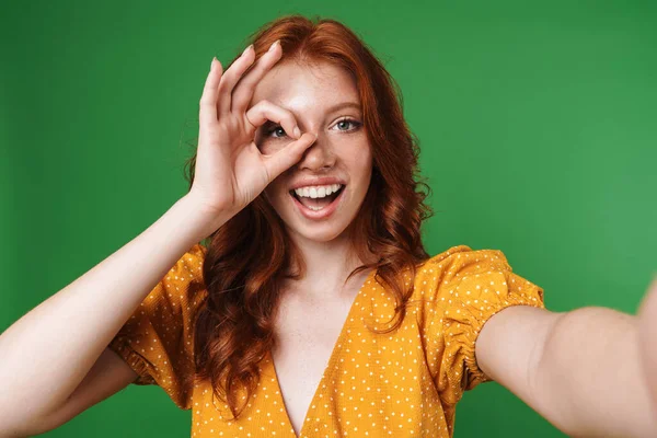 Εικόνα Της Κοκκινομάλλας Χαρούμενο Κορίτσι Gesturing Σημάδι Και Λήψη Selfie — Φωτογραφία Αρχείου