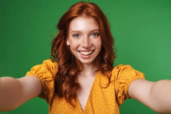 Imagem Menina Alegre Ruiva Sorrindo Tirando Foto Selfie Isolado Sobre — Fotografia de Stock