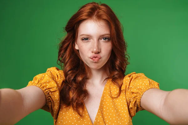 Kızıl Saçlı Mutlu Bir Kızın Öpüşen Dudakları Yeşil Arka Planda — Stok fotoğraf