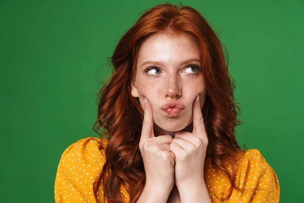 Imagen Chica Pelirroja Pensando Haciendo Labios Beso Señalando Sus Mejillas — Foto de Stock