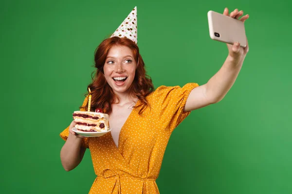Bild Ingefära Glad Flicka Håller Födelsedagstårta Samtidigt Som Selfie Mobiltelefon — Stockfoto