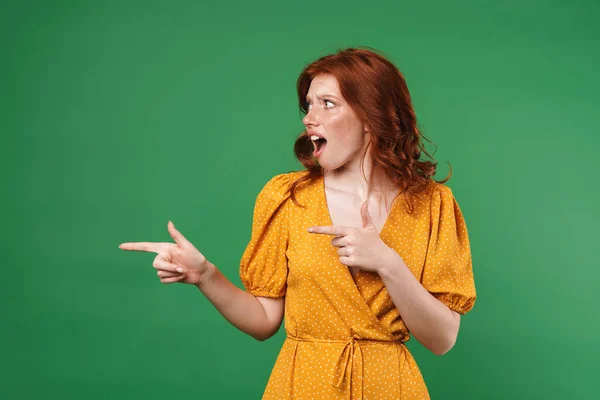 Afbeelding Van Gember Verrast Meisje Wijzen Vingers Kijken Opzij Geïsoleerd — Stockfoto