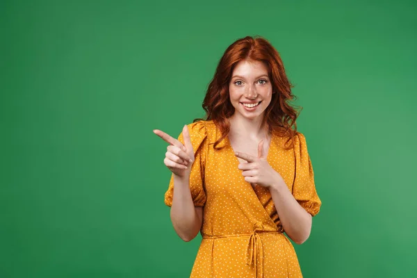 Afbeelding Van Gember Lachend Meisje Wijzend Vingers Kijken Opzij Geïsoleerd — Stockfoto