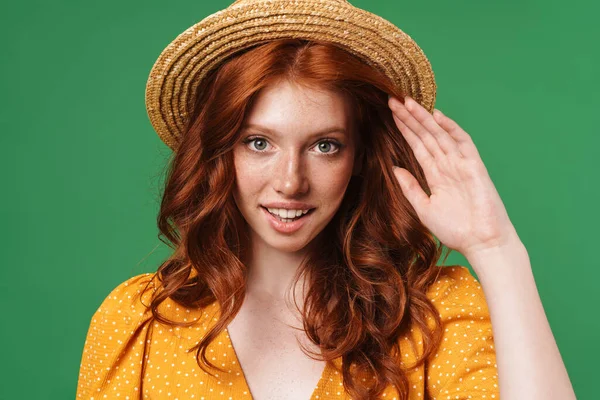 Изображение Рыжей Веселой Девушки Соломенной Шляпе Улыбающейся Смотрящей Камеру Зеленом — стоковое фото
