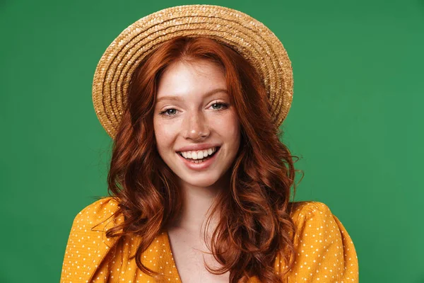 Imagem Menina Alegre Gengibre Chapéu Palha Sorrindo Olhando Para Câmera — Fotografia de Stock