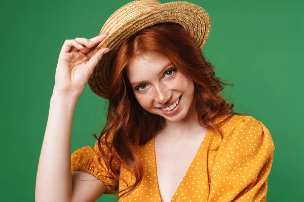 Hasır Şapkalı Neşeli Kızıl Kız Görüntüsü Gülümseyen Yeşil Arka Planda — Stok fotoğraf