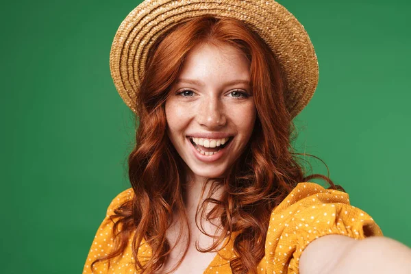 Hasır Şapkalı Neşeli Kızıl Kız Resmi Gülümsüyor Yeşil Arka Planda — Stok fotoğraf