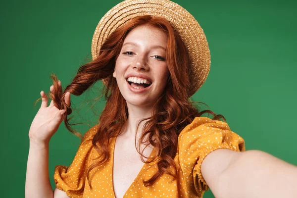 Hasır Şapkalı Neşeli Kızıl Kız Resmi Gülümsüyor Yeşil Arka Planda — Stok fotoğraf