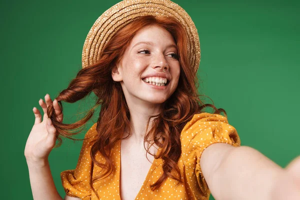 Imagen Jengibre Alegre Chica Sombrero Paja Sonriendo Tomando Selfie Aislado — Foto de Stock