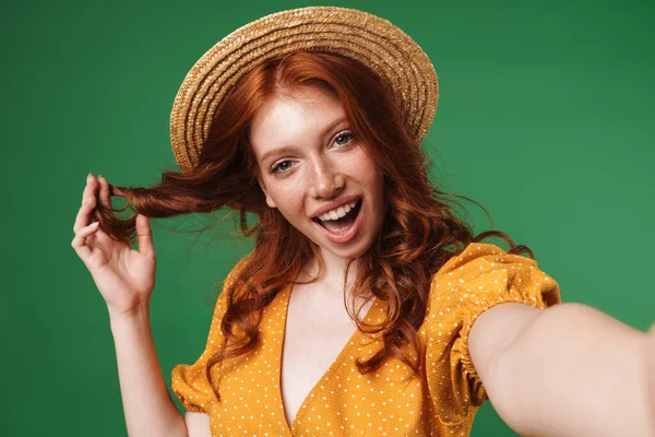 Imagen Jengibre Alegre Chica Sombrero Paja Sonriendo Tomando Selfie Aislado — Foto de Stock