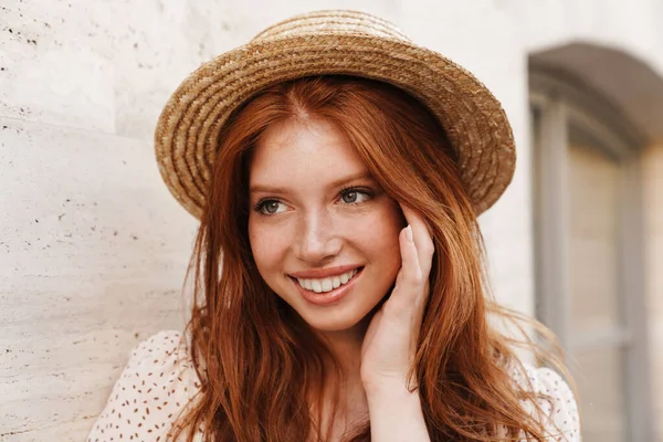 Image Young Ginger Girl Straw Hat Smiling While Walking City — Stock Photo, Image