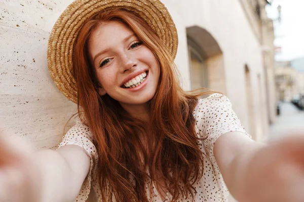 Imagen Jengibre Alegre Niña Sombrero Paja Sonriendo Mientras Toma Foto — Foto de Stock