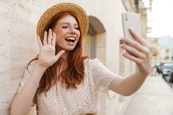 Imagen Jengibre Sonriente Sombrero Paja Saludando Mano Mientras Toma Una —  Fotos de Stock