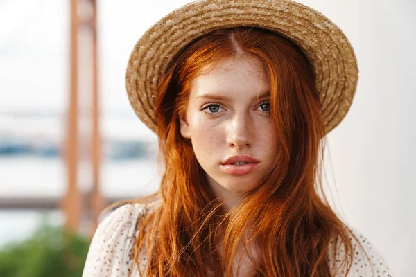 Image Young Ginger Girl Straw Hat Smiling Looking Camera City — Stock Photo, Image