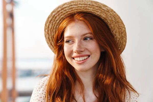 Hasır Şapkalı Genç Kızıl Kızın Yaz Günü Sokakta Yürürken Gülümsemesi — Stok fotoğraf