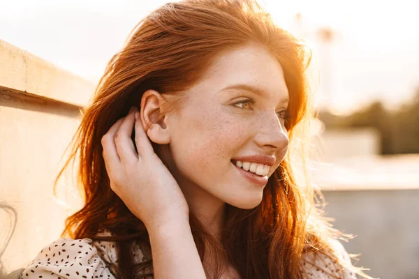 Immagine Allegra Ragazza Zenzero Sorridente Guardando Parte Strada Della Città — Foto Stock