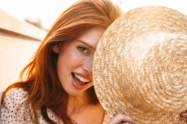 Image Cheerful Ginger Girl Smiling Holding Straw Hat City Street — Stock Photo, Image