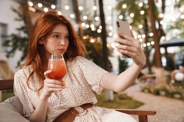 Immagine Una Ragazza Zenzero Soddisfatta Che Prende Selfie Sul Telefono — Foto Stock