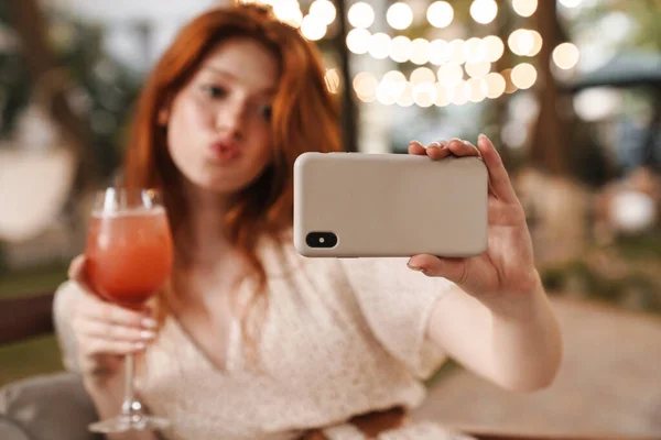 Immagine Una Ragazza Zenzero Soddisfatta Che Prende Selfie Sul Telefono — Foto Stock