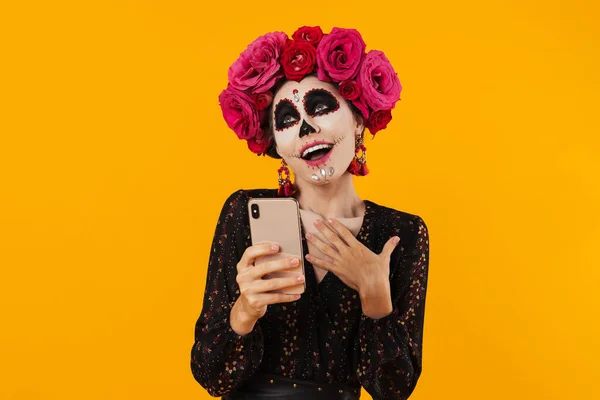 Menina Feliz Maquiagem Halloween Coroa Flores Usando Telefone Celular Isolado — Fotografia de Stock