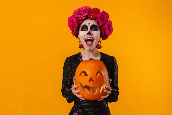 Skrattar Ung Flicka Halloween Makeup Poserar Med Pumpa Isolerad Över — Stockfoto