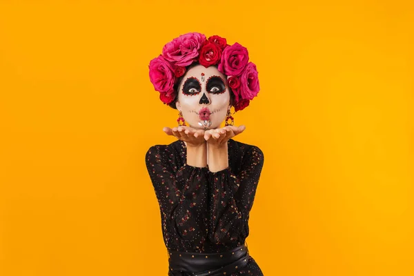 Nöjd Flicka Halloween Makeup Och Blomma Krans Blåser Luft Kyss — Stockfoto