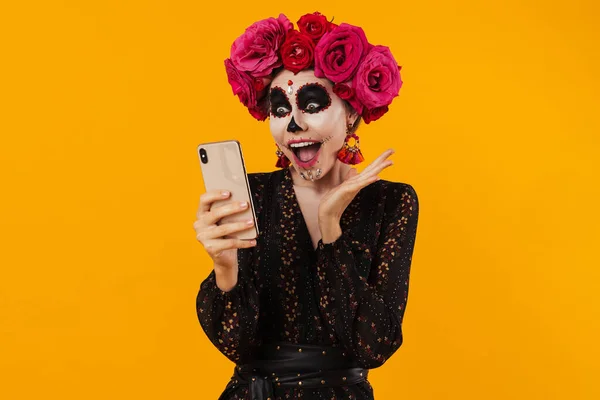 Spännande Flicka Halloween Makeup Och Blomma Krans Med Hjälp Mobiltelefon — Stockfoto