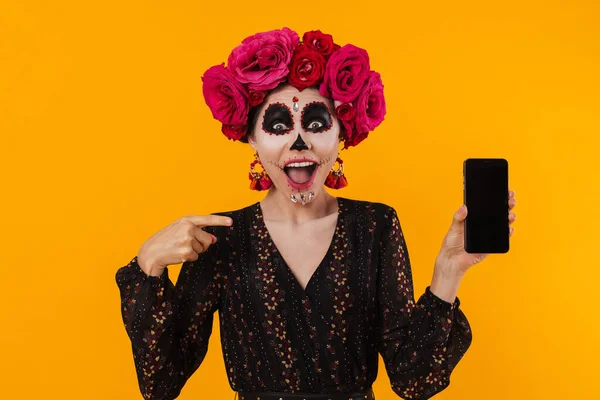 Menina Excitada Maquiagem Halloween Coroa Flores Apontando Dedo Para Telefone — Fotografia de Stock