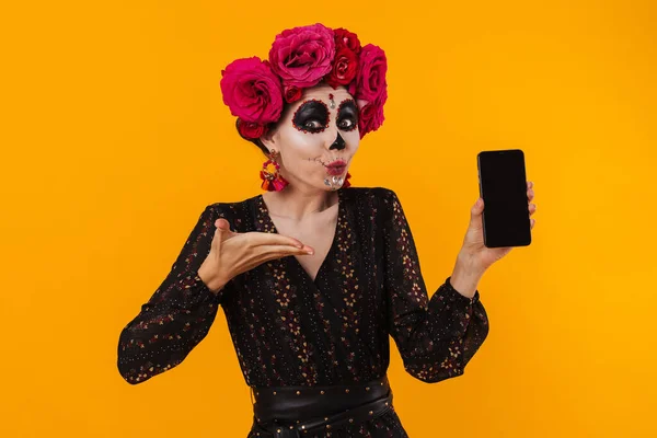 Nöjd Flicka Halloween Makeup Och Blomma Krans Pekar Hand Mobiltelefon — Stockfoto