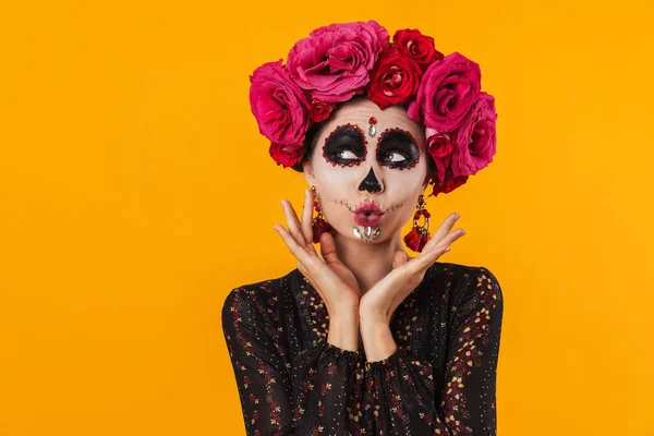 Menina Jovem Maquiagem Halloween Coroa Flores Fazendo Beijar Lábios Isolados — Fotografia de Stock