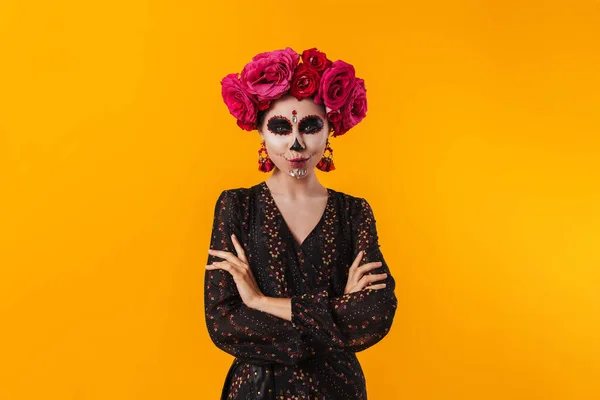 Smart Flicka Halloween Makeup Och Blomma Krans Poserar Vid Kameran — Stockfoto